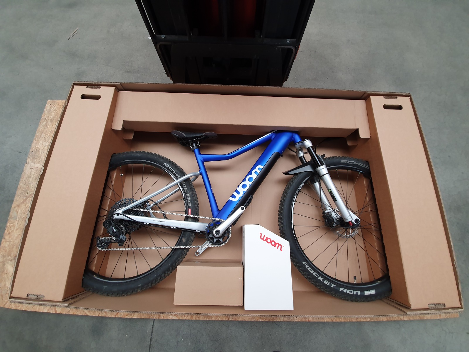 Fahrradkarton offen mit Innnensystem