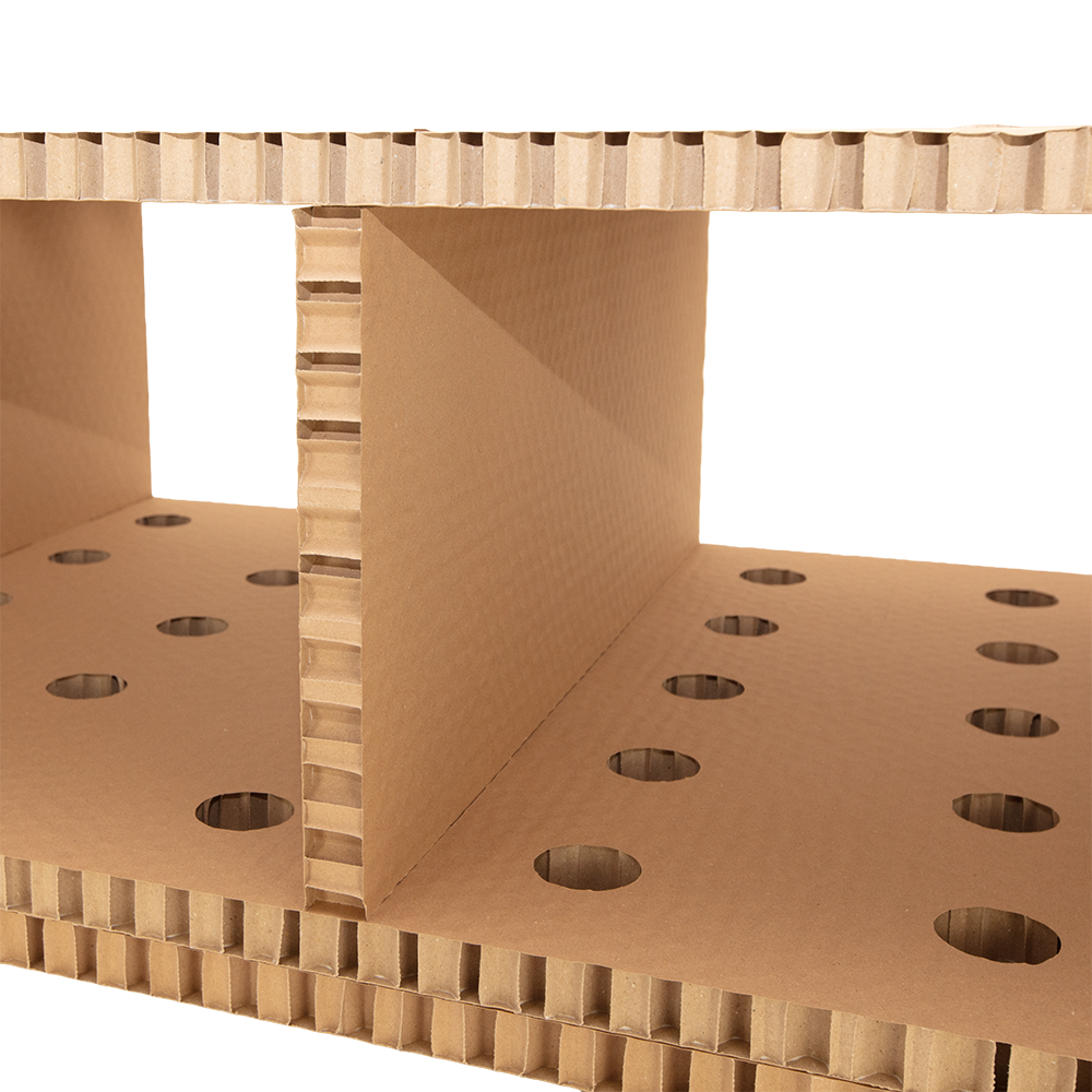 Trennwand aus Wabenkarton zwischen zwei Lochplatten im Detail