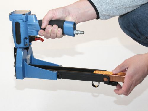 Heftgerät mit Klammern befüllen