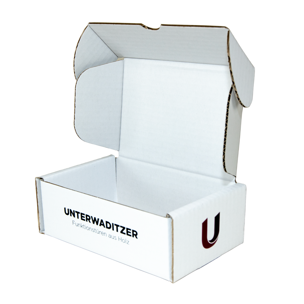 Weißer Karton mit edlem Design geöffnet