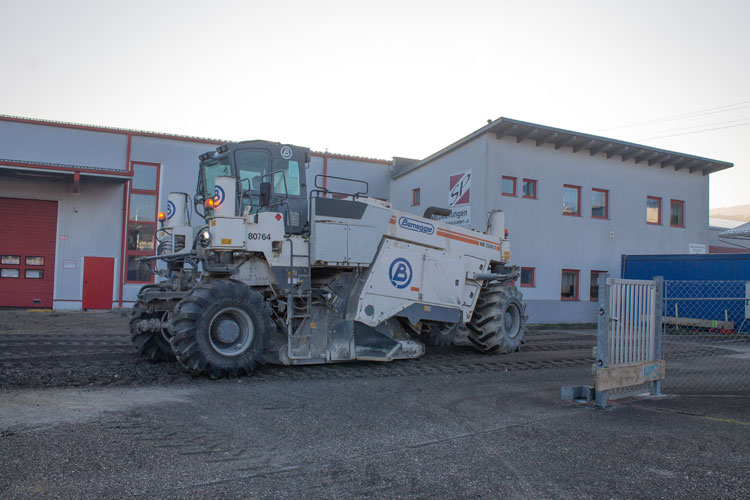 Schwer im Einsatz - der Asphaltschneider!